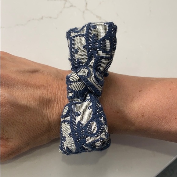 Adorable scrunchie inspired - Picture 2 of 3